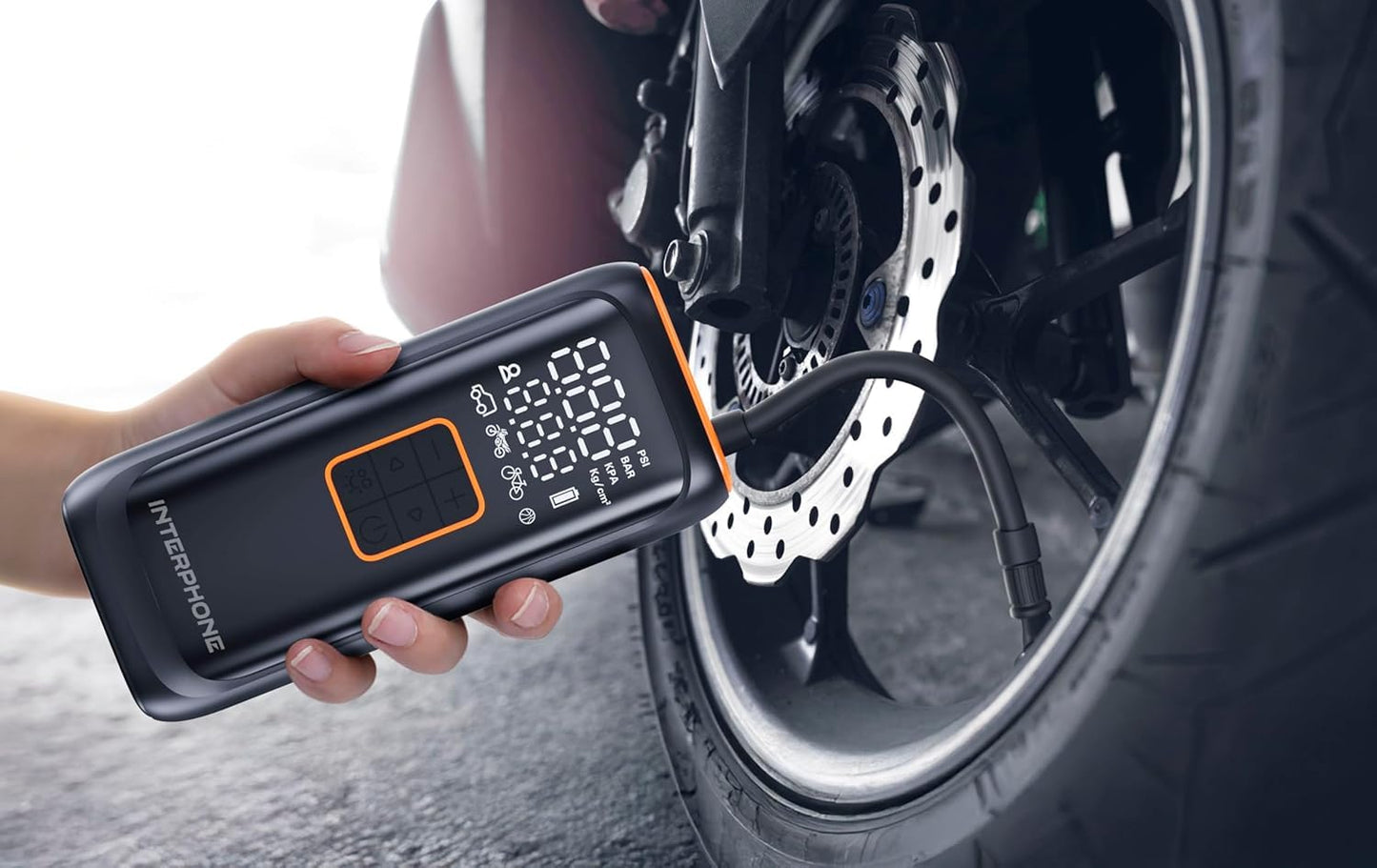 INTERPHONE Compresor portátil de Bolsillo Recargable para Moto, Coche, Bicicleta – Kit de inflado de neumáticos – hasta 4 neumáticos – 4 Minutos de Goma – Luz LED – Pantalla de presión